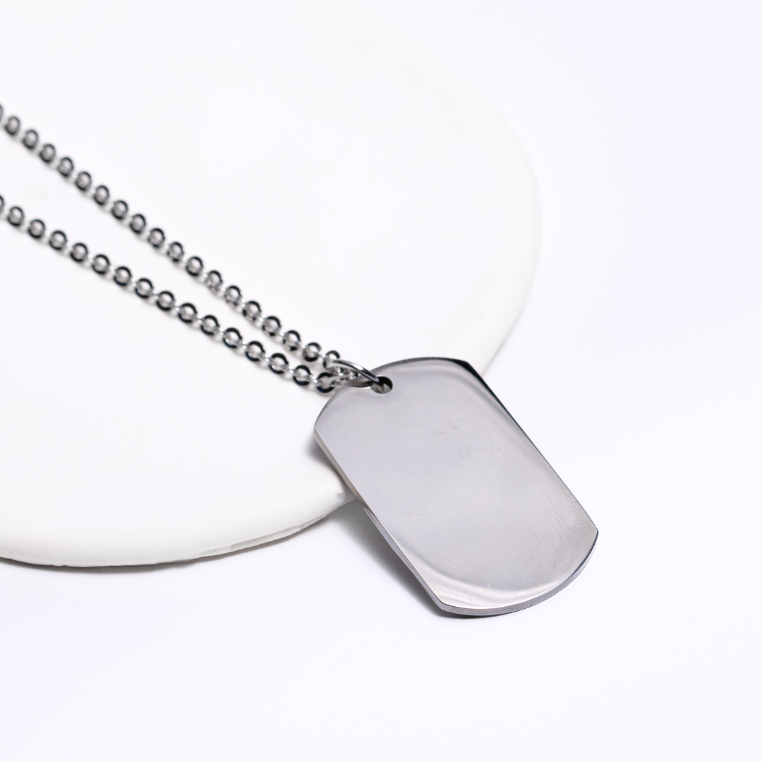 Unisex kakla ķēdīte ar personalizētu gravētu kvadrātveida medaljonu