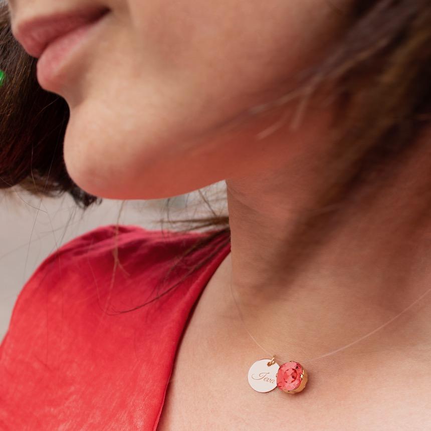 Neredzamā kaklarota ar personalizētu burtiņa medaljonu un rozā kristālu