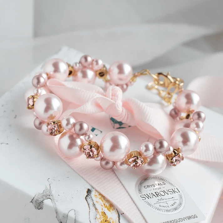 Grezna rokassprādze ar kristāliem maigi rozā