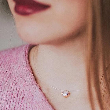 Neredzamā kaklarota - simbols neredzamai saiknei starp cilvēkiem