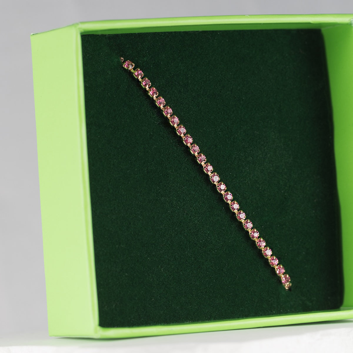 Antialerģiska, ūdensizturīga rokassprādze ikdienas valkāšanai.