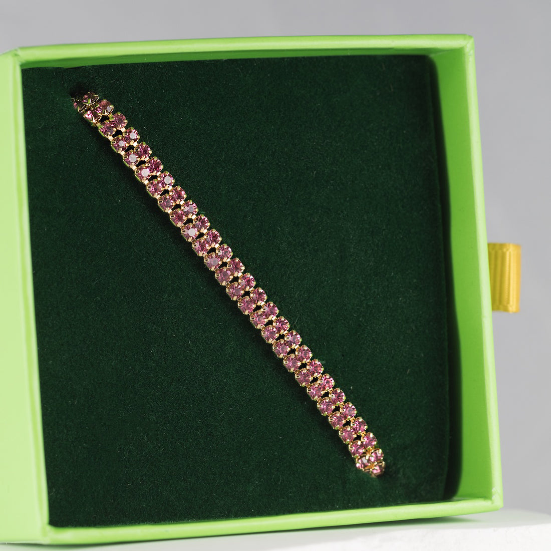 Antialerģiska, ūdensizturīga rokassprādze ikdienas valkāšanai.