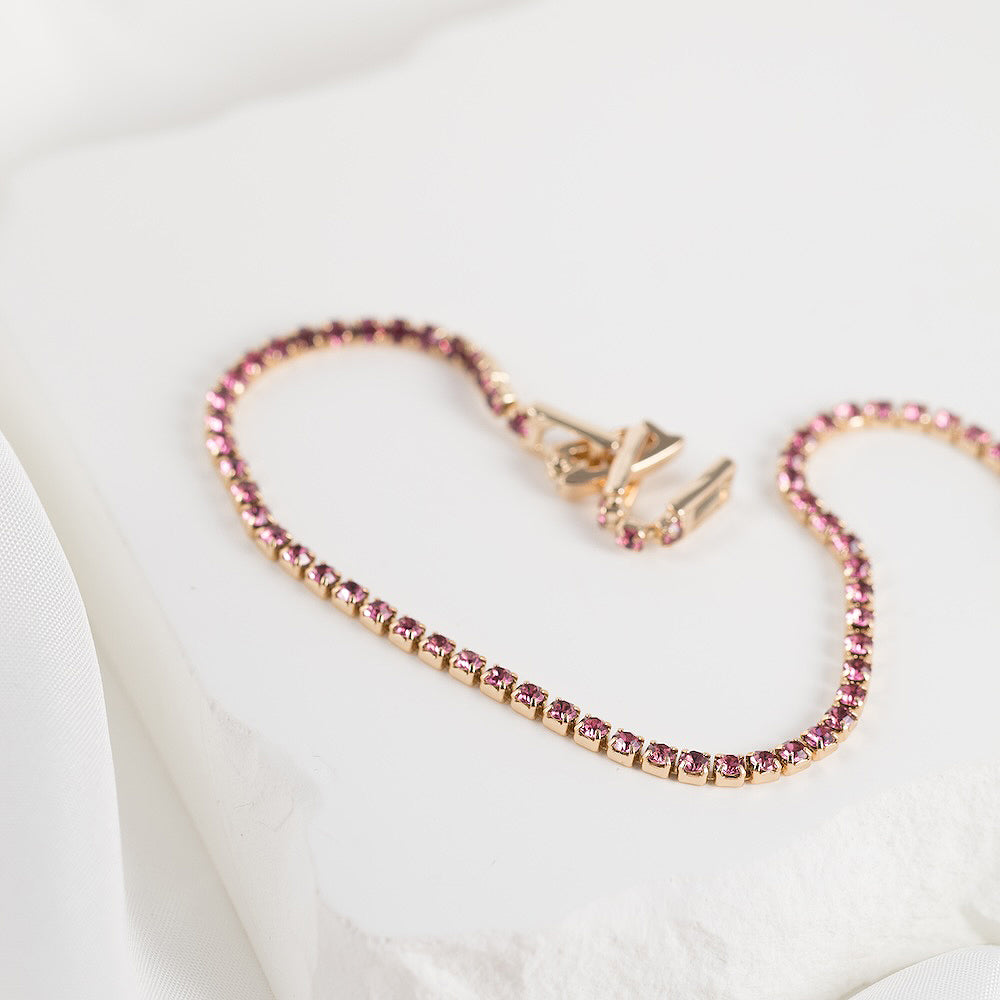 Stilīga un ērta rokassprādze, kas ir ūdensizturīga un piemērota ikdienai.