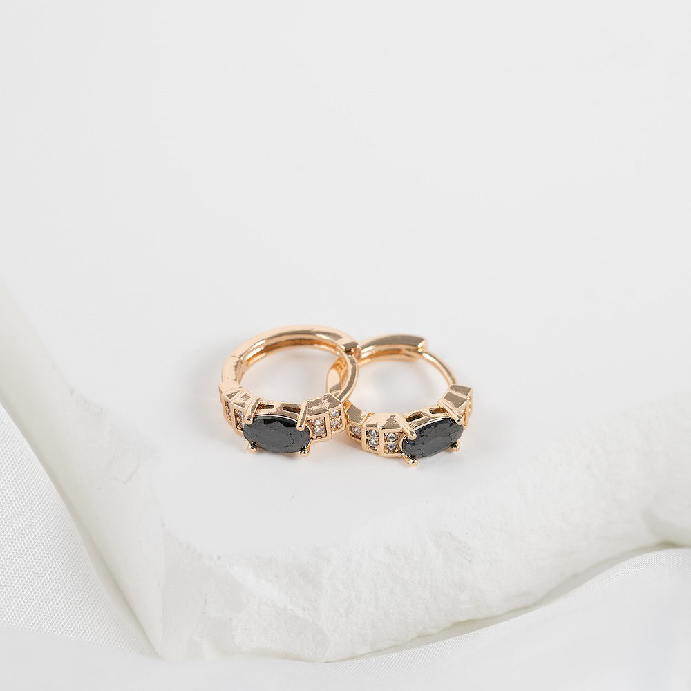 Minimālistiski auskari, kas ir antialerģiski un piemēroti lietošanai arī ūdenī.