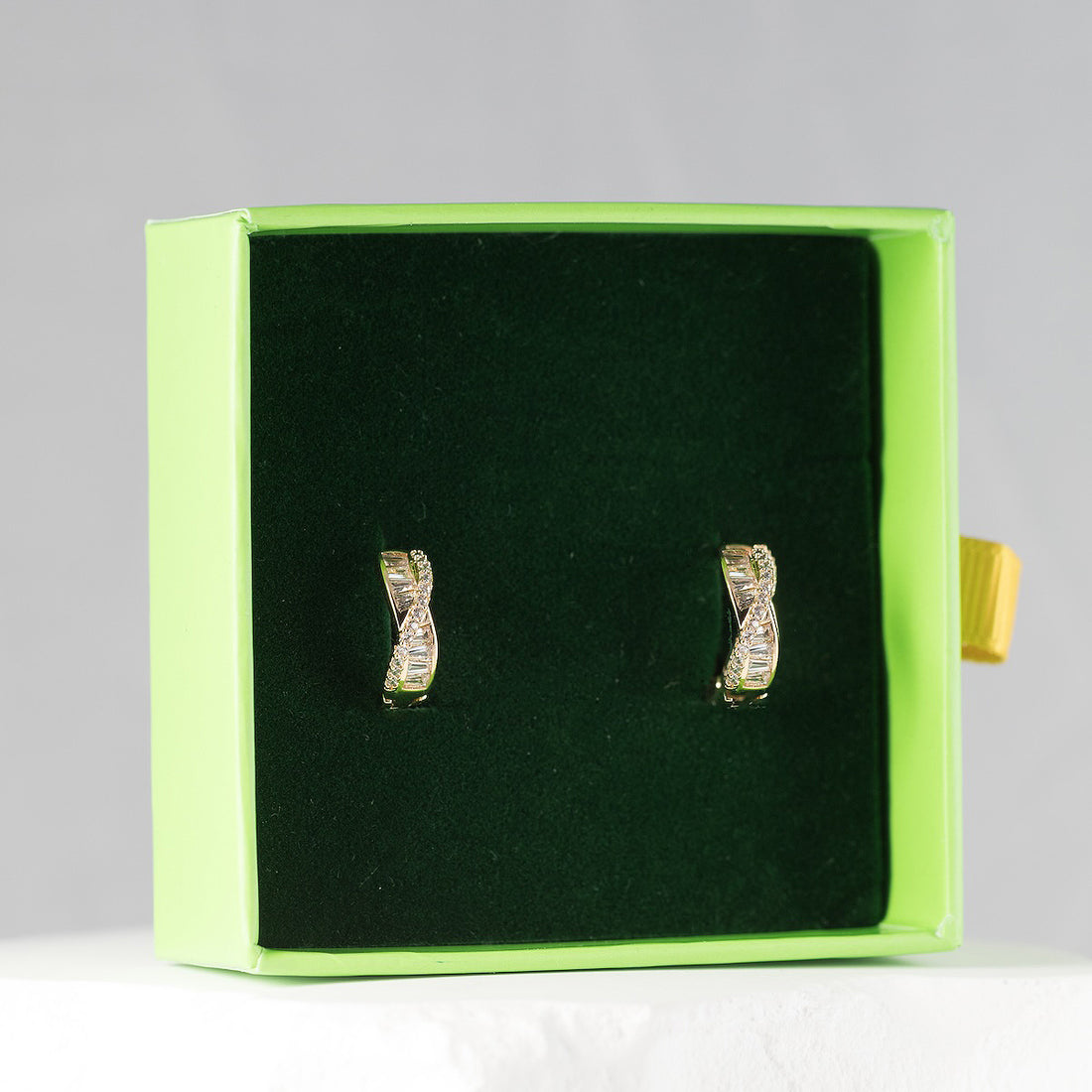 Rose gold krāsas auskari ar elegantu, spīdīgu apdari.