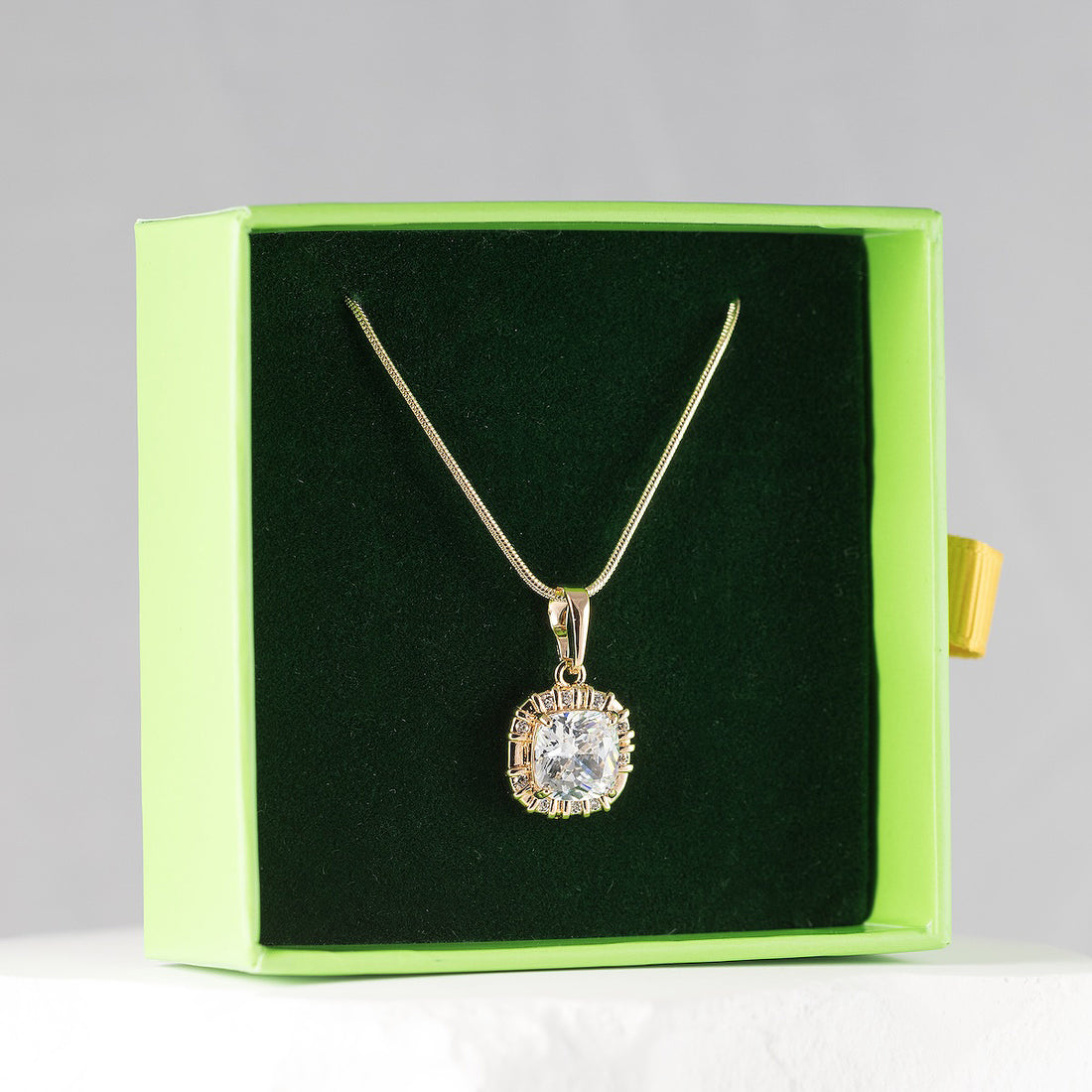 Grezna kristāla kaklarota EVELINA ar izteiksmīgu kristāla kulonu.