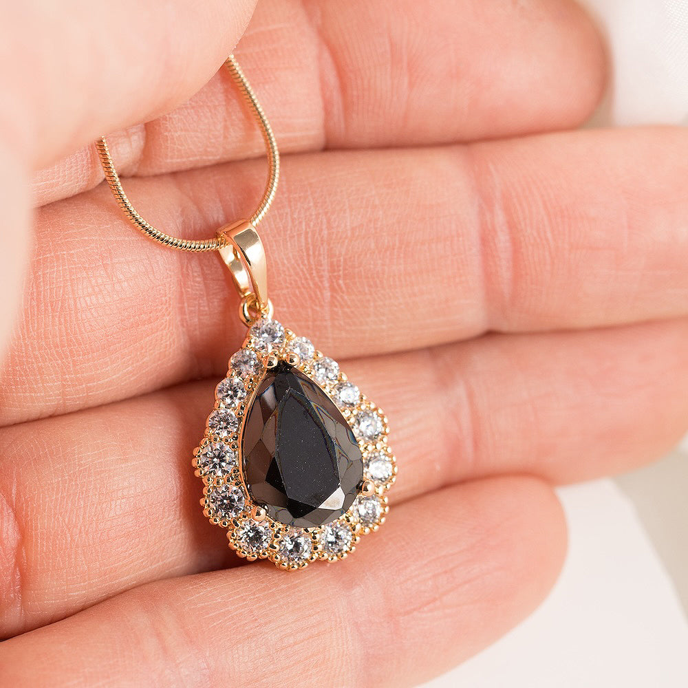 Grezna kristāla kaklarota NORMA ar izteiksmīgu lāsītes kulonu.