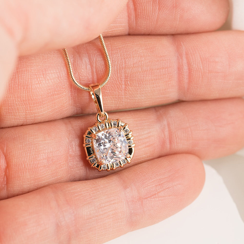 Grezna kristāla kaklarota EVELINA ar izteiksmīgu kristāla kulonu.