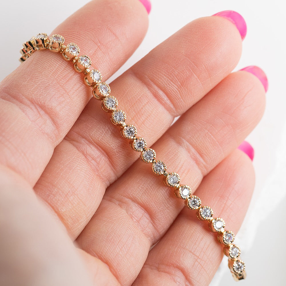 Rokas ķēdīte ar mirdzošiem kristāliem rozā zelta tonī. 
