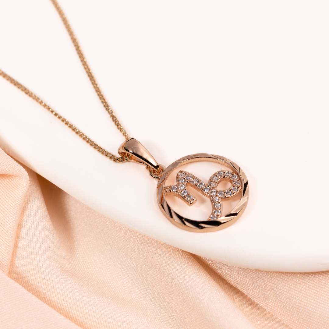 Rozā zelta horoskopa kaklarota ar mežāža zodiaka zīmi