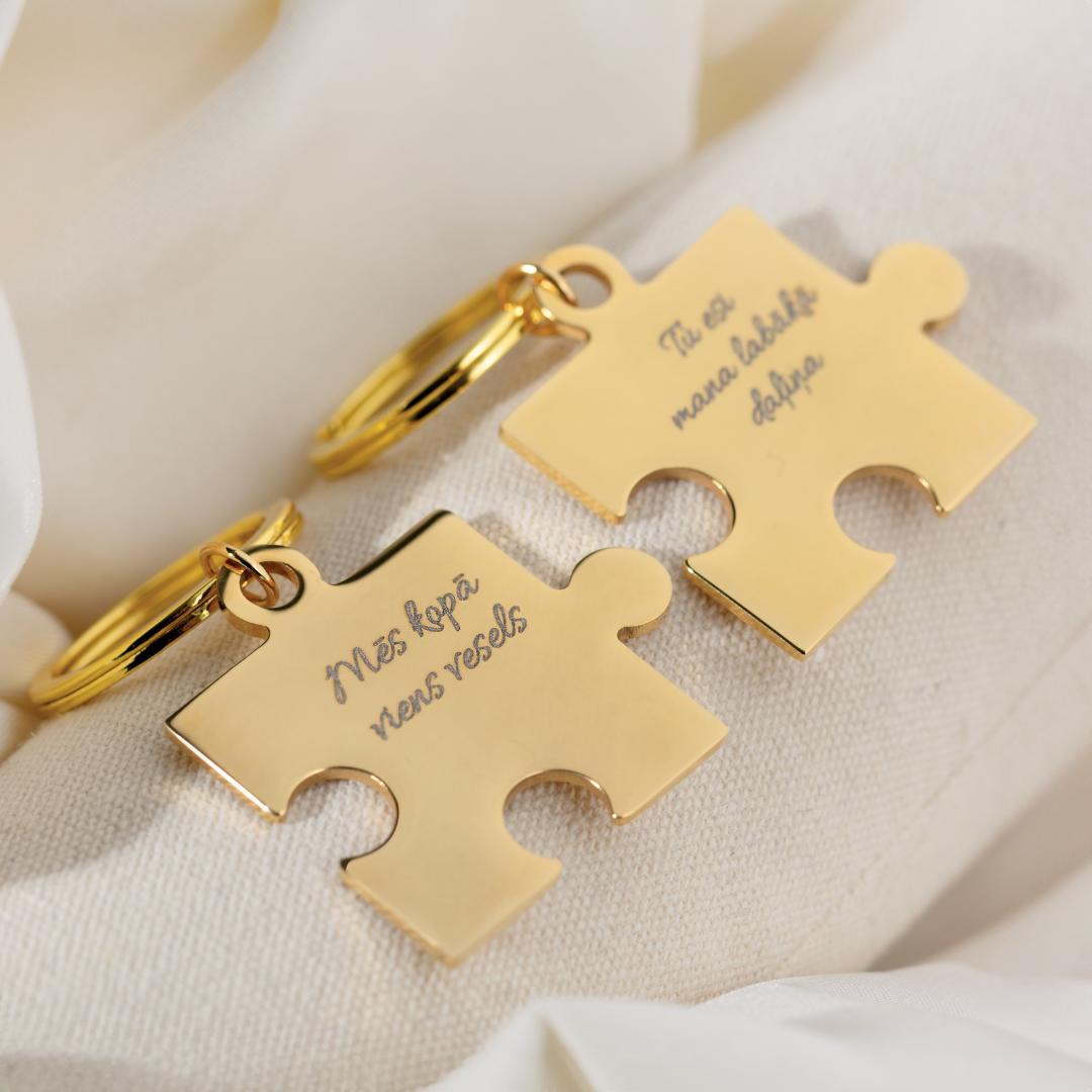 Atslēgu piekariņš ar personalizētu gravējumu puzles formā dāvanai