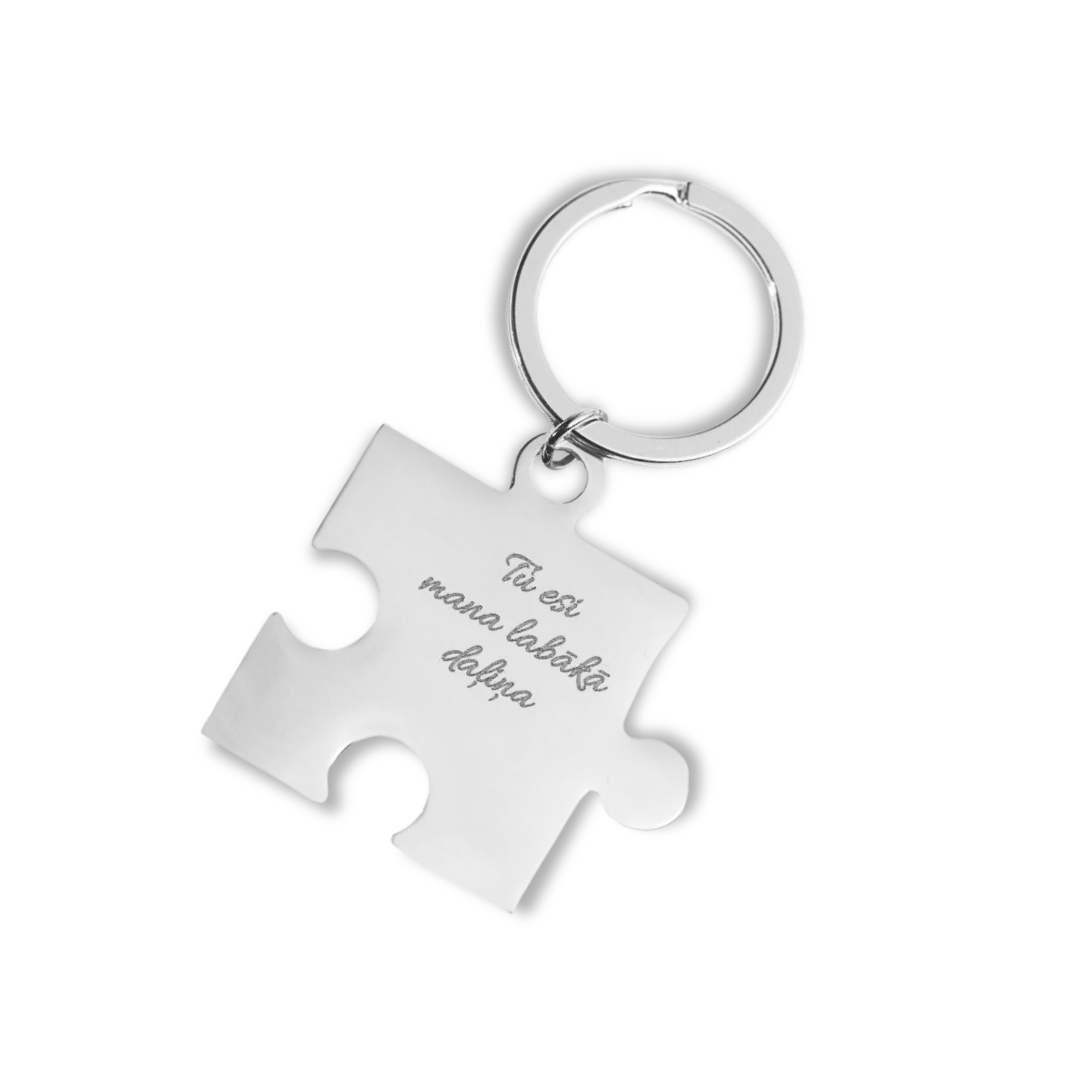Atslēgu piekariņš ar personalizētu gravējumu puzles formā sudraba