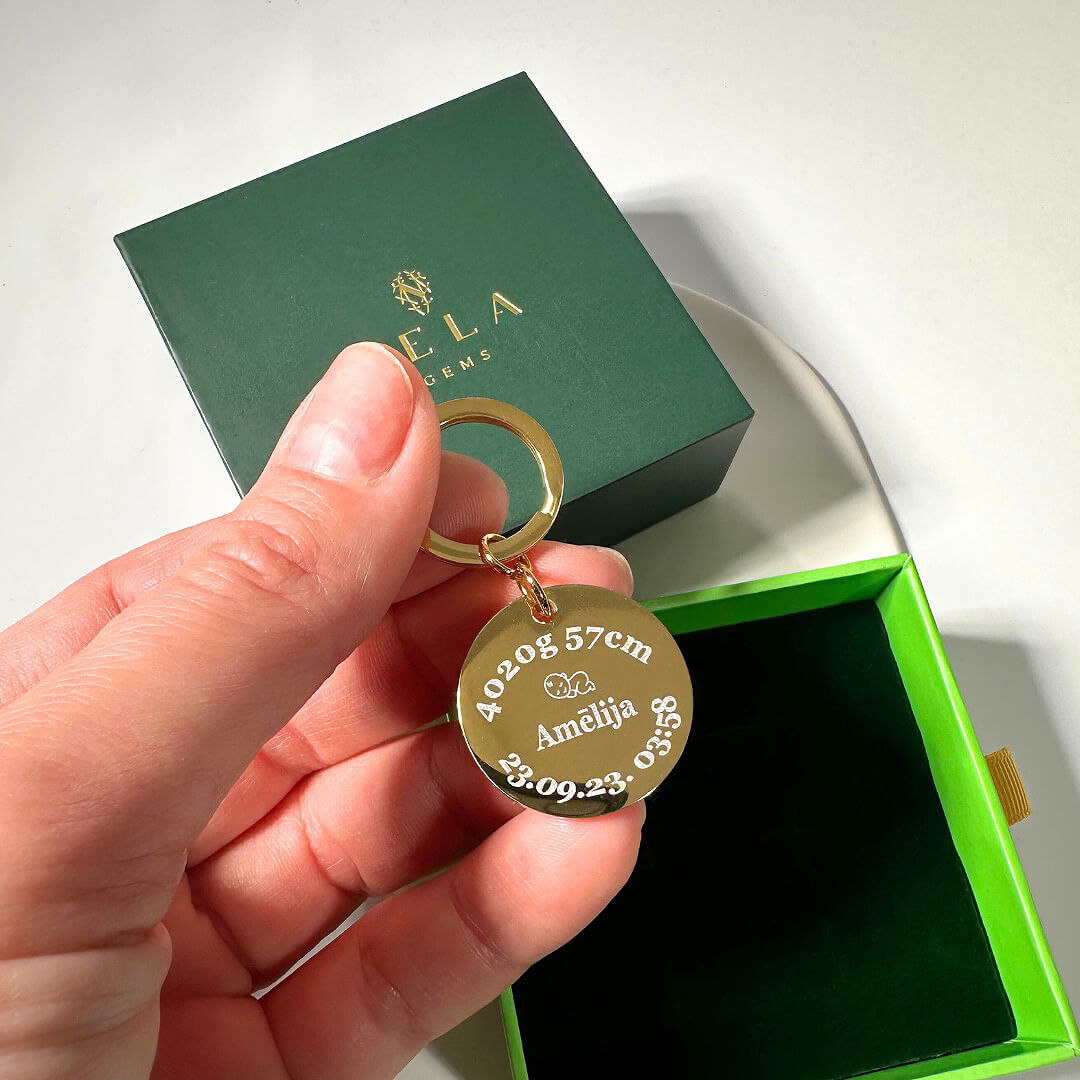 Atslēgu piekariņš ar personalizētu gravētu bērniņa medaljonu ar vārdiņu