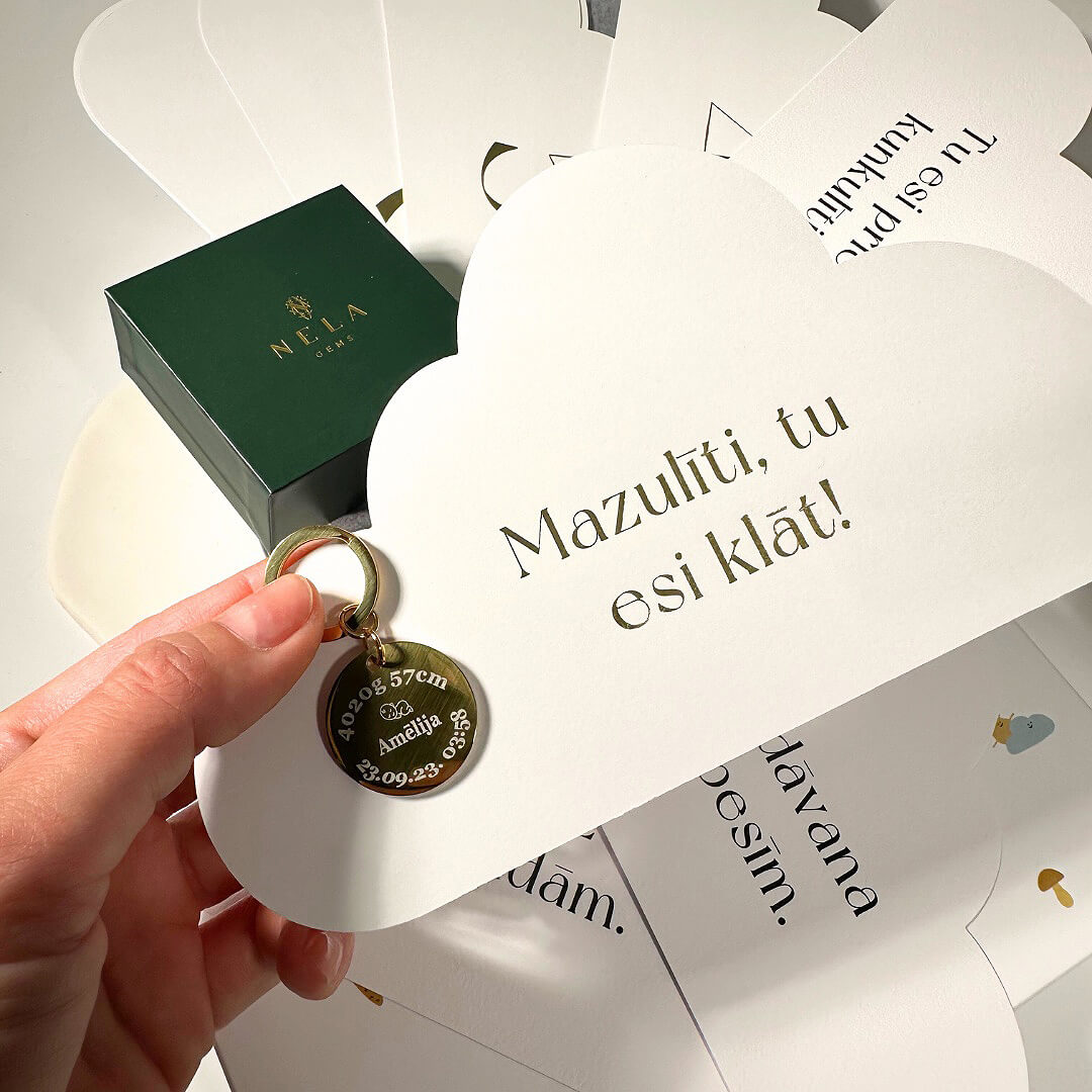 Atslēgu piekariņš ar personalizētu gravētu bērniņa medaljonu un mazuļu kartītes