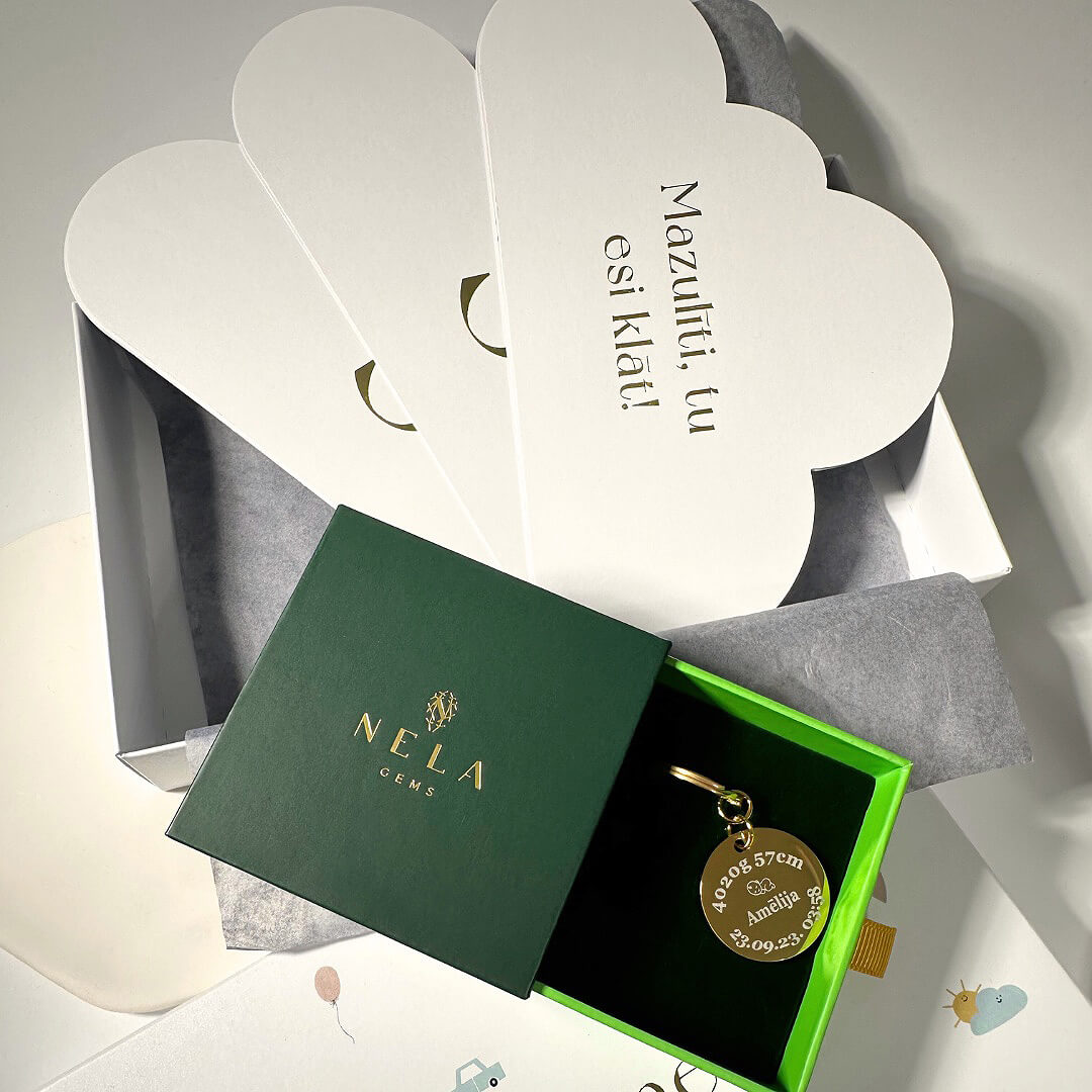 Atslēgu piekariņš ar personalizētu gravētu bērniņa medaljonu un mazuļu mēneša kartītes