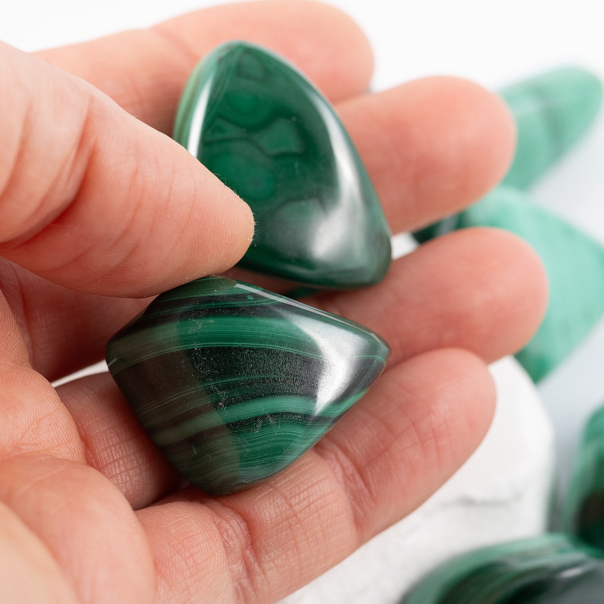 Akmens simboliski saistīts ar drosmi, emocionālo izaugsmi un negatīvās enerģijas absorbēšanu.