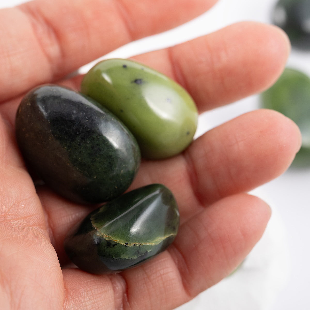 Akmens simboliski saistīts ar zemējumu un stabilitāti