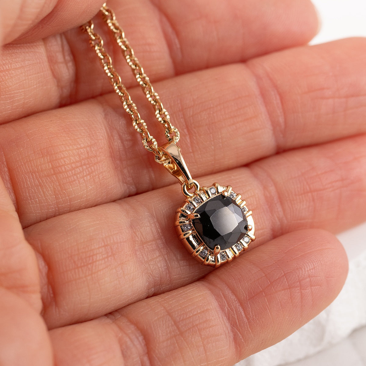 Kaklarota ar melnu kulonu 'SYDNEY'