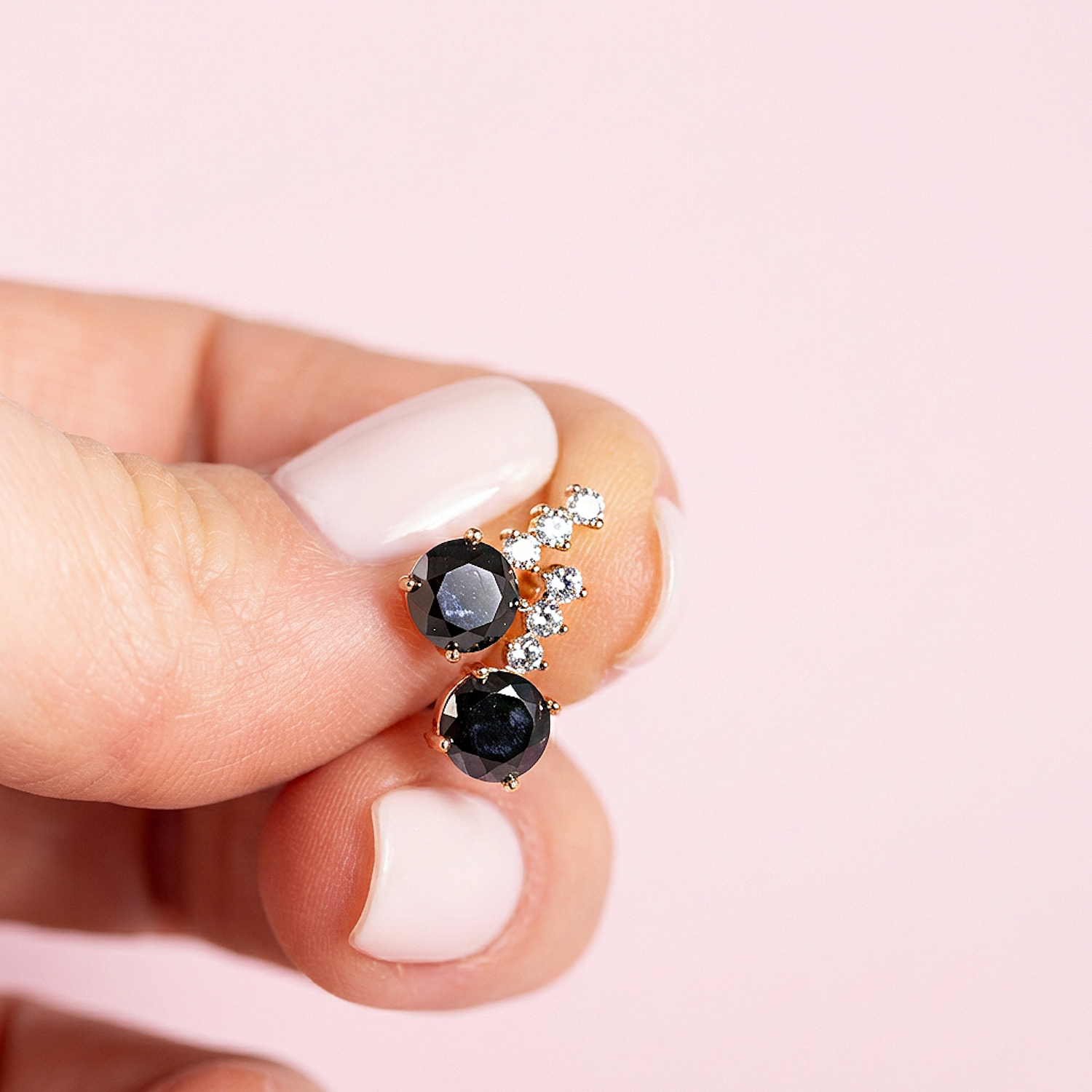 Smalki nagliņauskari ar melniem kristāliem 'CHLOE'