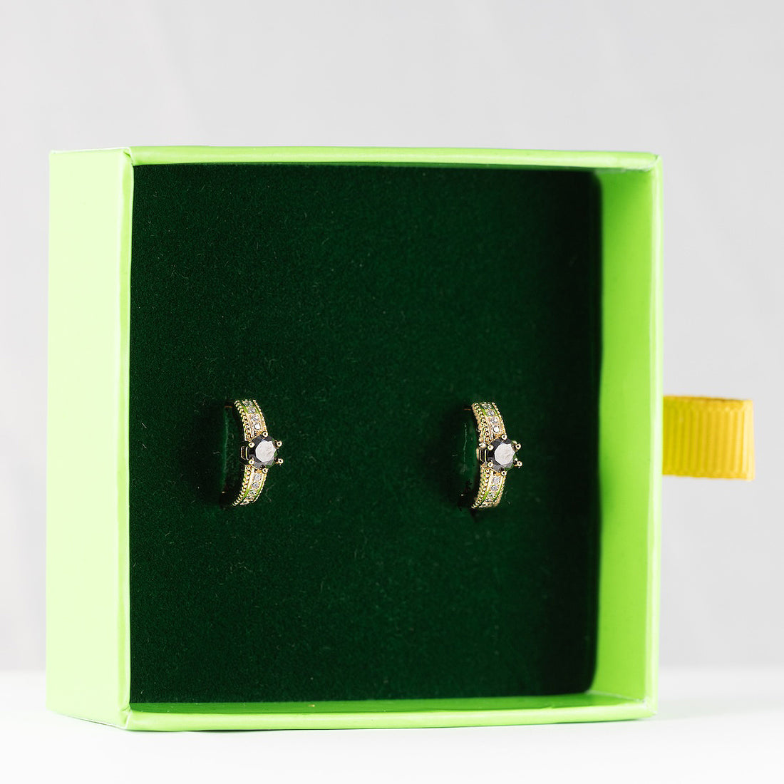 Antialerģiski riņķīšu auskari ar melniem kristāliem 'HALLE'