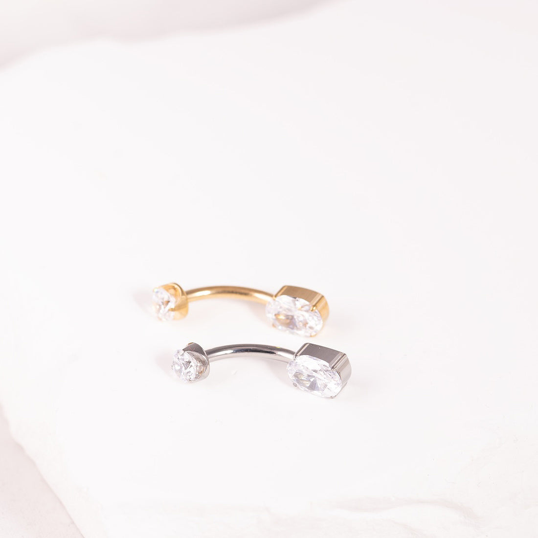 Mirdzošs nabas pīrsings ar kristāliem un drošu skrūvējamu aizdari