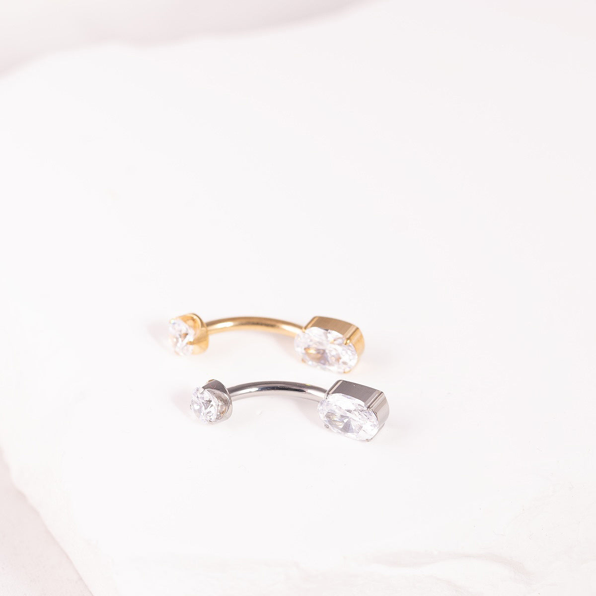 Mirdzošs nabas pīrsings ar kristāliem un drošu skrūvējamu