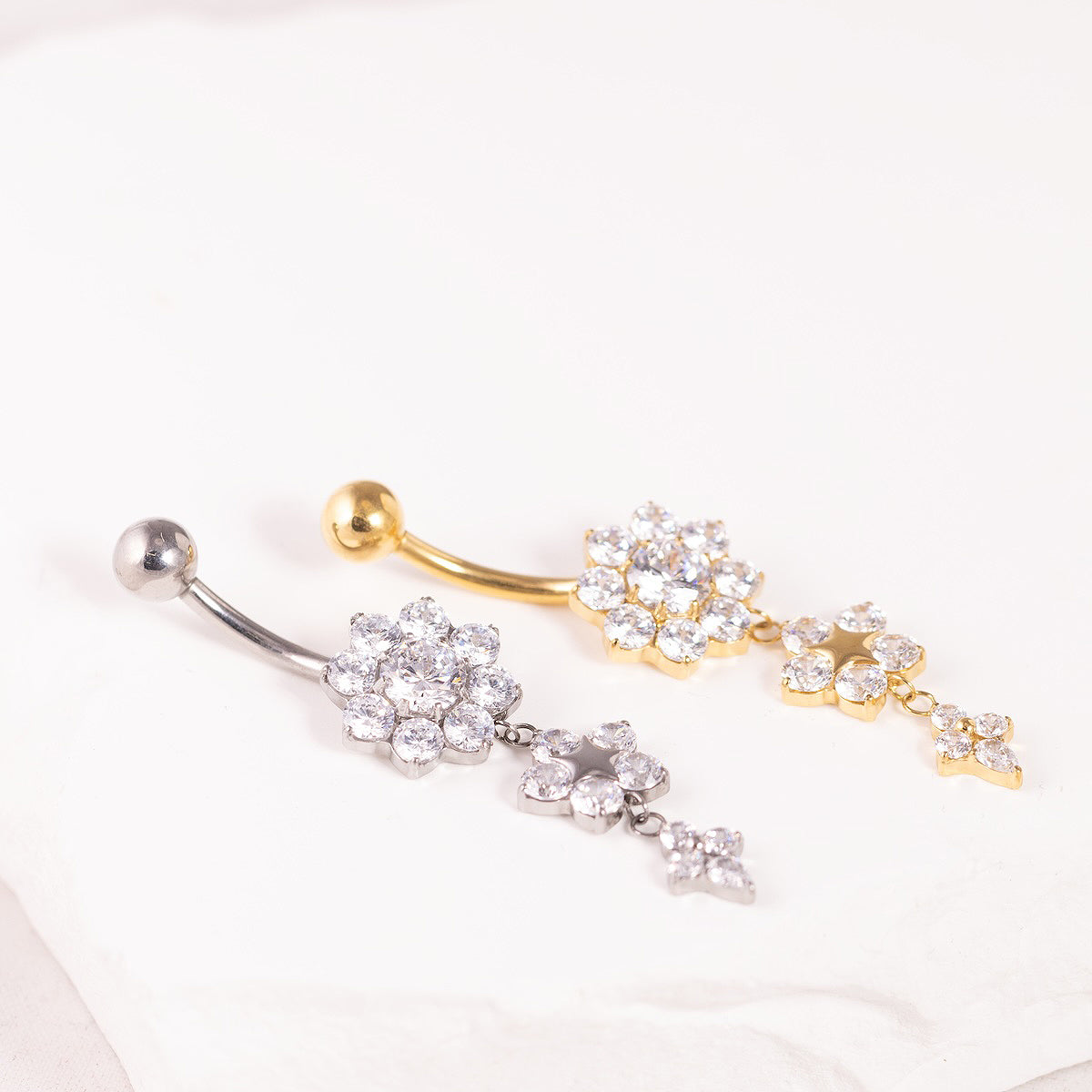 Nabas pīrsings ar kristāliem un drošu skrūvējamu aizdari SANDRA. Antialerģisks, nesūbē, nesatur niķeli