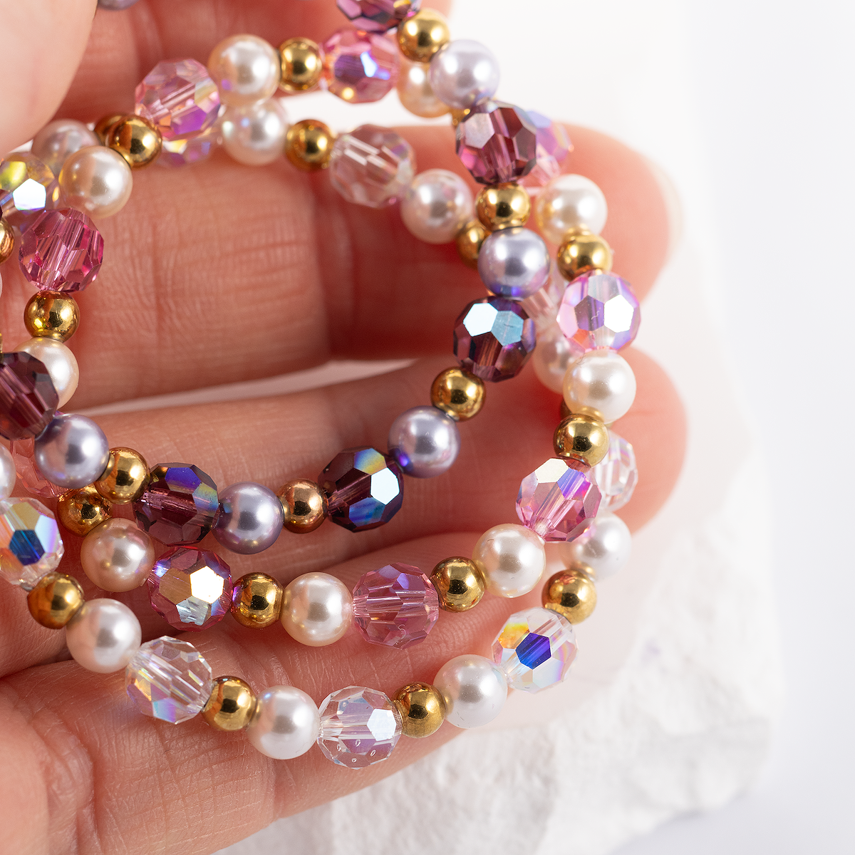 Bērnu aproce ar kristāliem un pērlītēm uz elastīgas gumijas