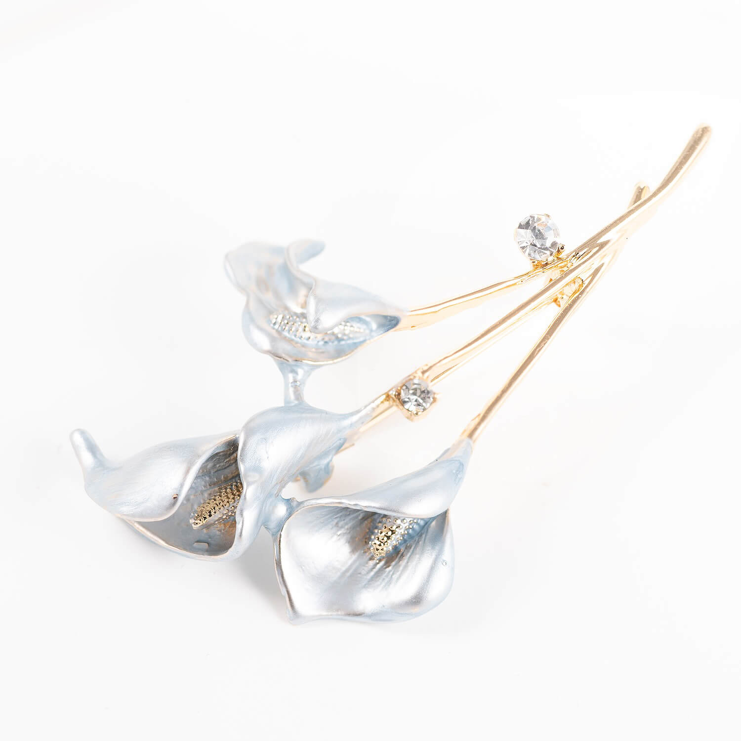 Broša ar kallas ziediem pelēka