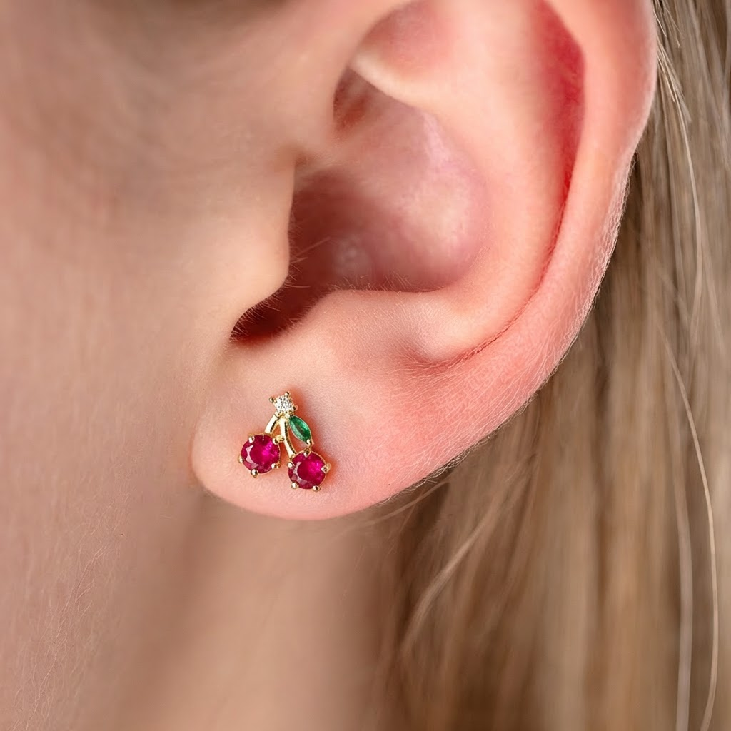 Smalki bērnu auskari zelta apdarē 'SARKANI ĶIRŠI'