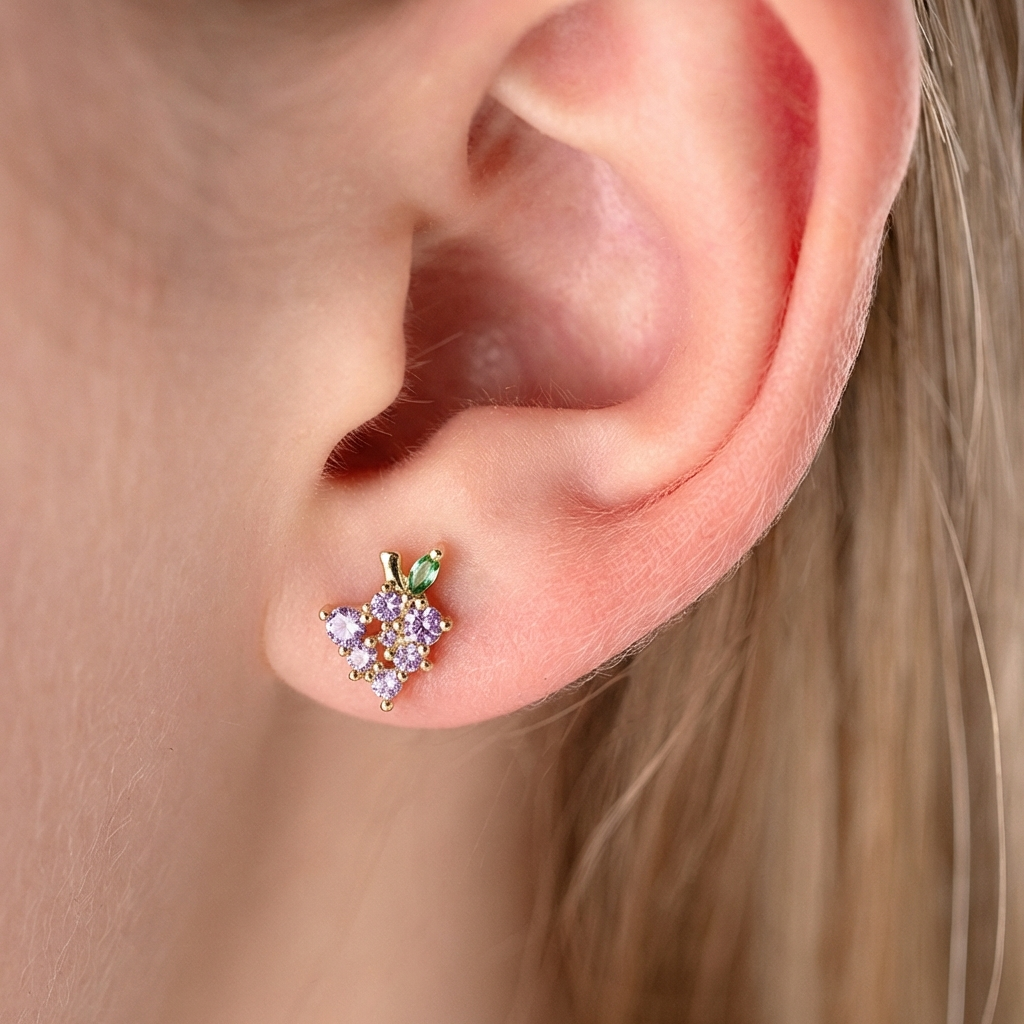 Smalki bērnu auskari zelta apdarē 'VĪNOGAS'