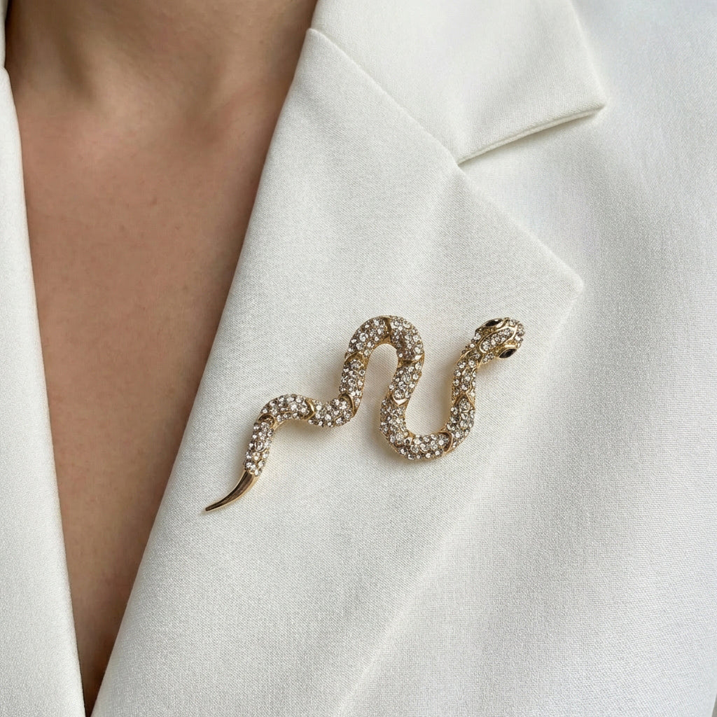 Broša ar kristāliem čūskas formā