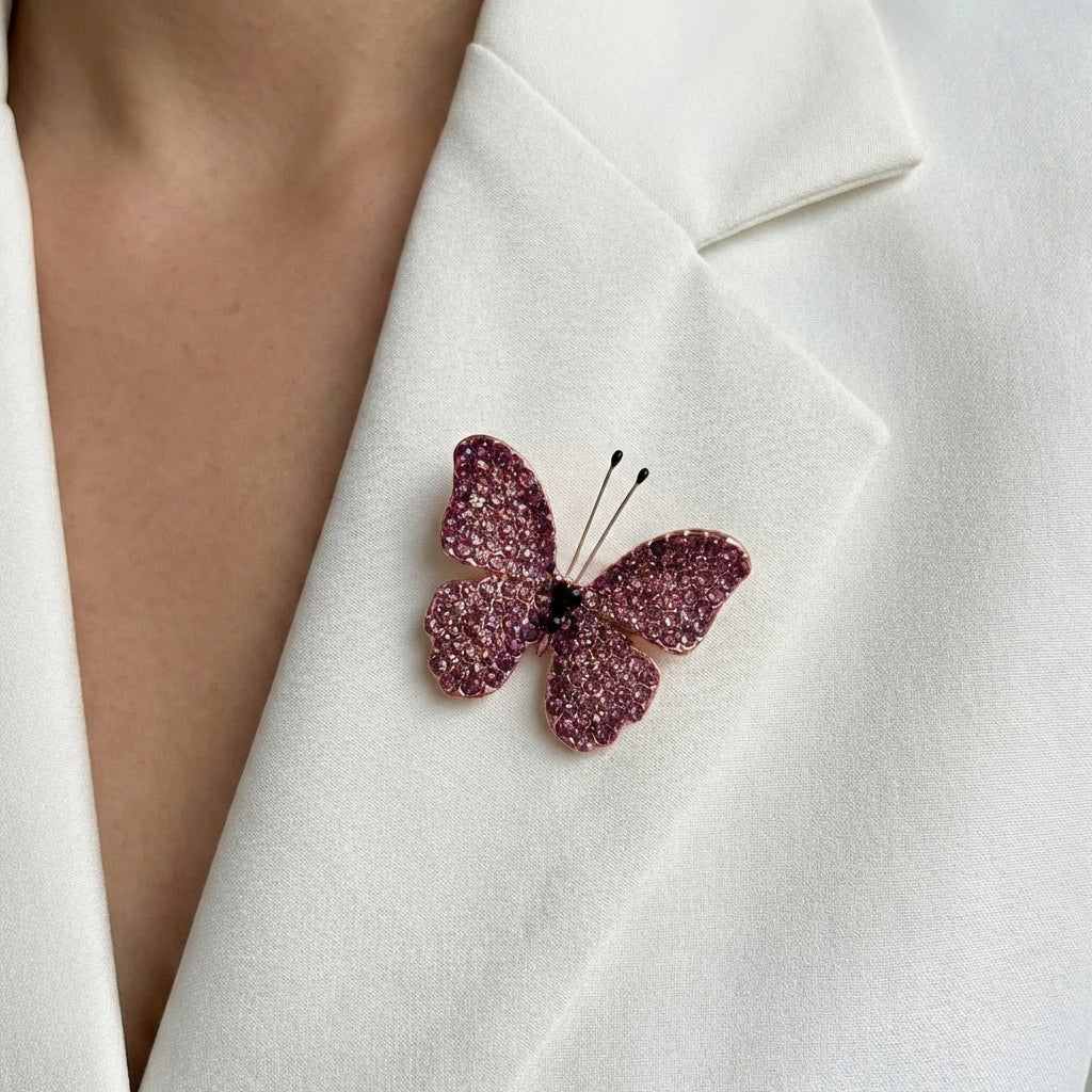 Taureņa formas broša ar kristāliem