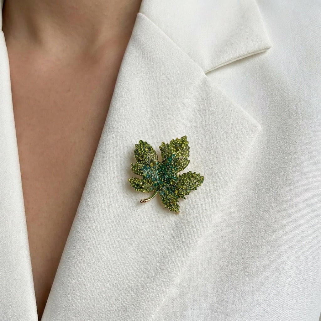 Kļavas lapas formas broša ar kristāliem