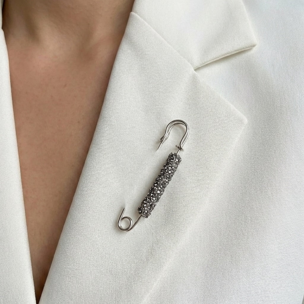 Broša ar kristāliem - lielā piespraude pelēka