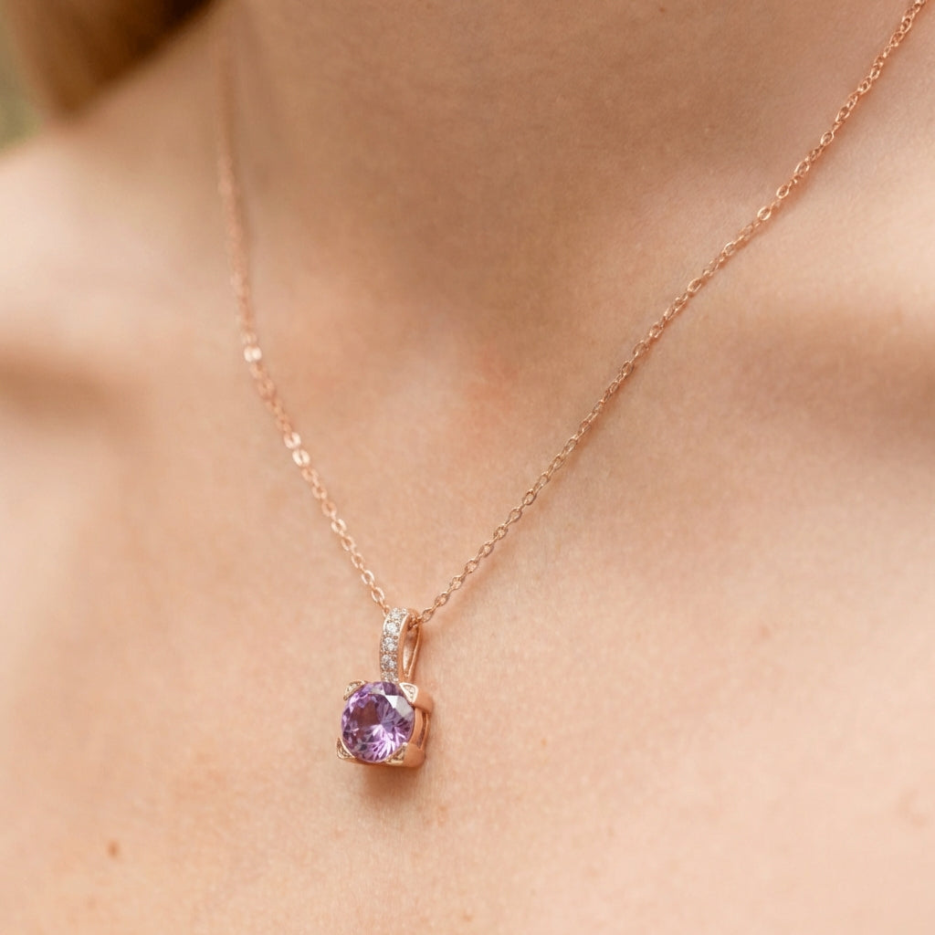 Grezna kristāla kaklarota MODEMA ar izteiksmīgu kristāla kulonu. 