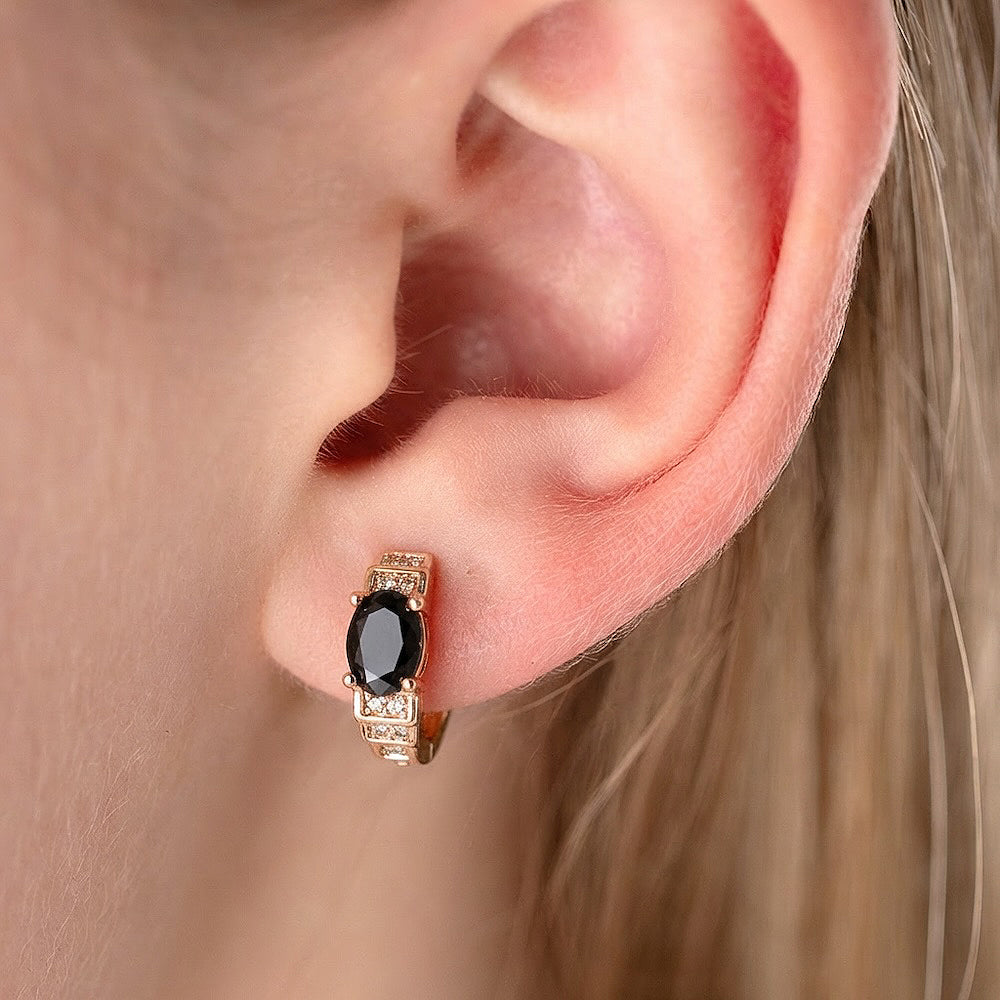 Ērti un viegli auskari ar antialerģisku pārklājumu, piemēroti ikdienai.