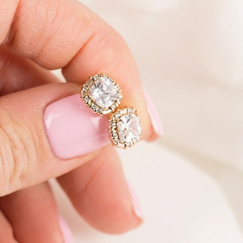 Auskari ir ūdensizturīgi un piemēroti ikdienas valkāšanai.