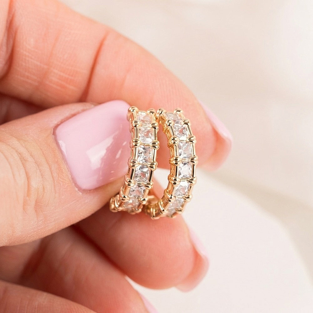 Auskari ir ūdensizturīgi un piemēroti ikdienas valkāšanai.