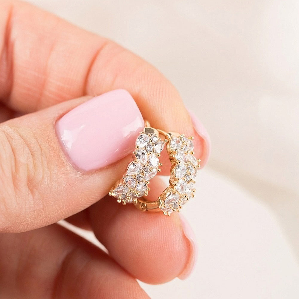 Auskari ir ūdensizturīgi un piemēroti ikdienas valkāšanai.