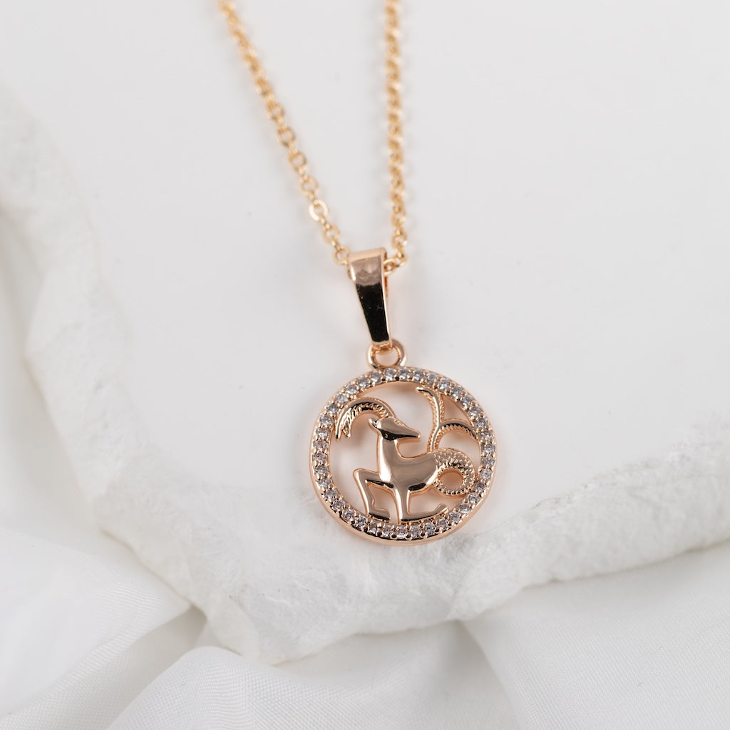 Rose gold zodiaka kaklarota – eleganta, ūdensizturīga rotaslieta ikdienai.