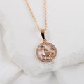 Rose gold zodiaka kaklarota – eleganta, ūdensizturīga rotaslieta ikdienai.