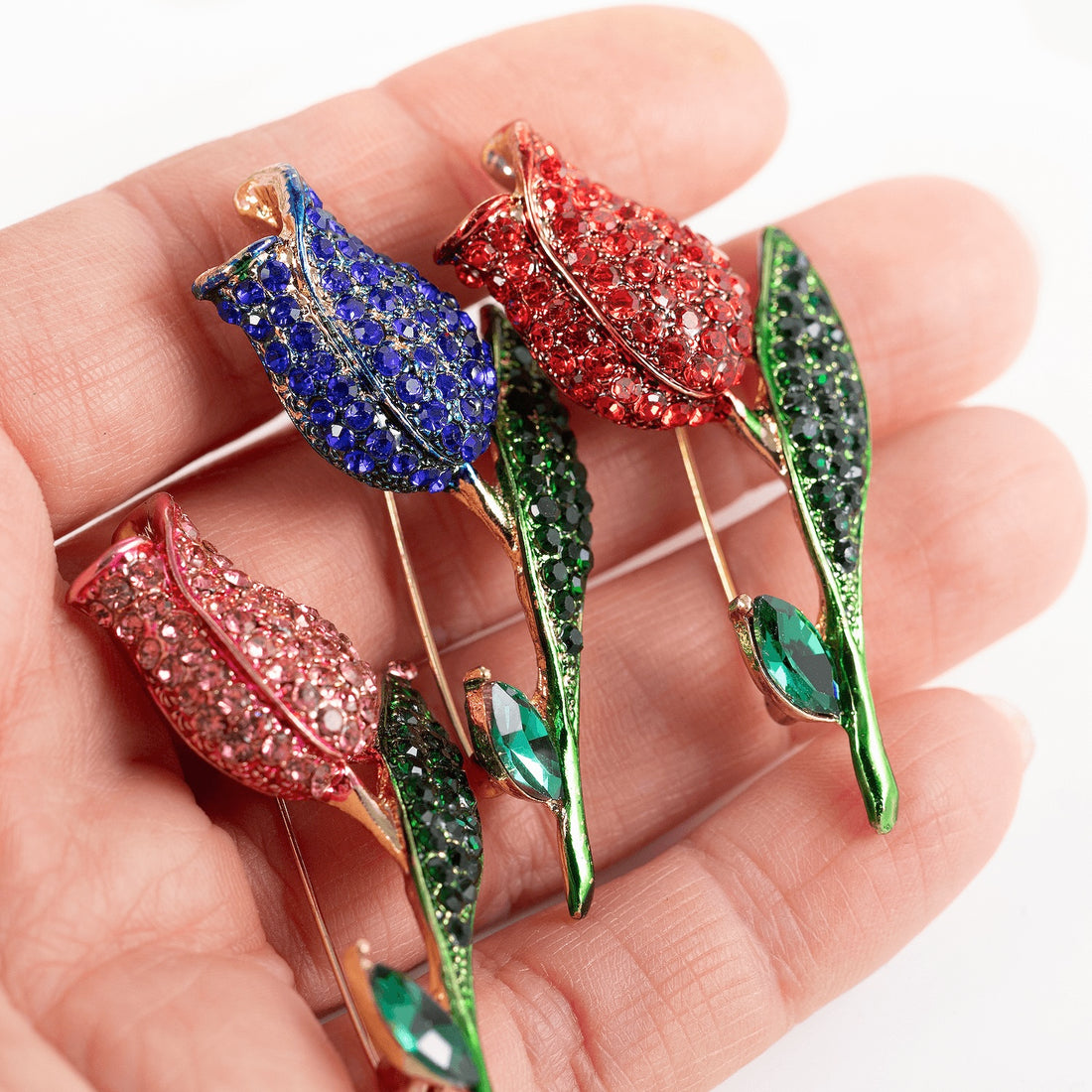 Piespraude ar tulpes ziedu