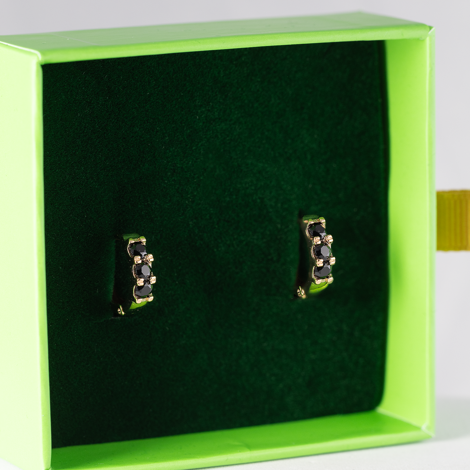 Antialerģiski riņķīšu auskari ar melniem kristāliem 'KEIRA'