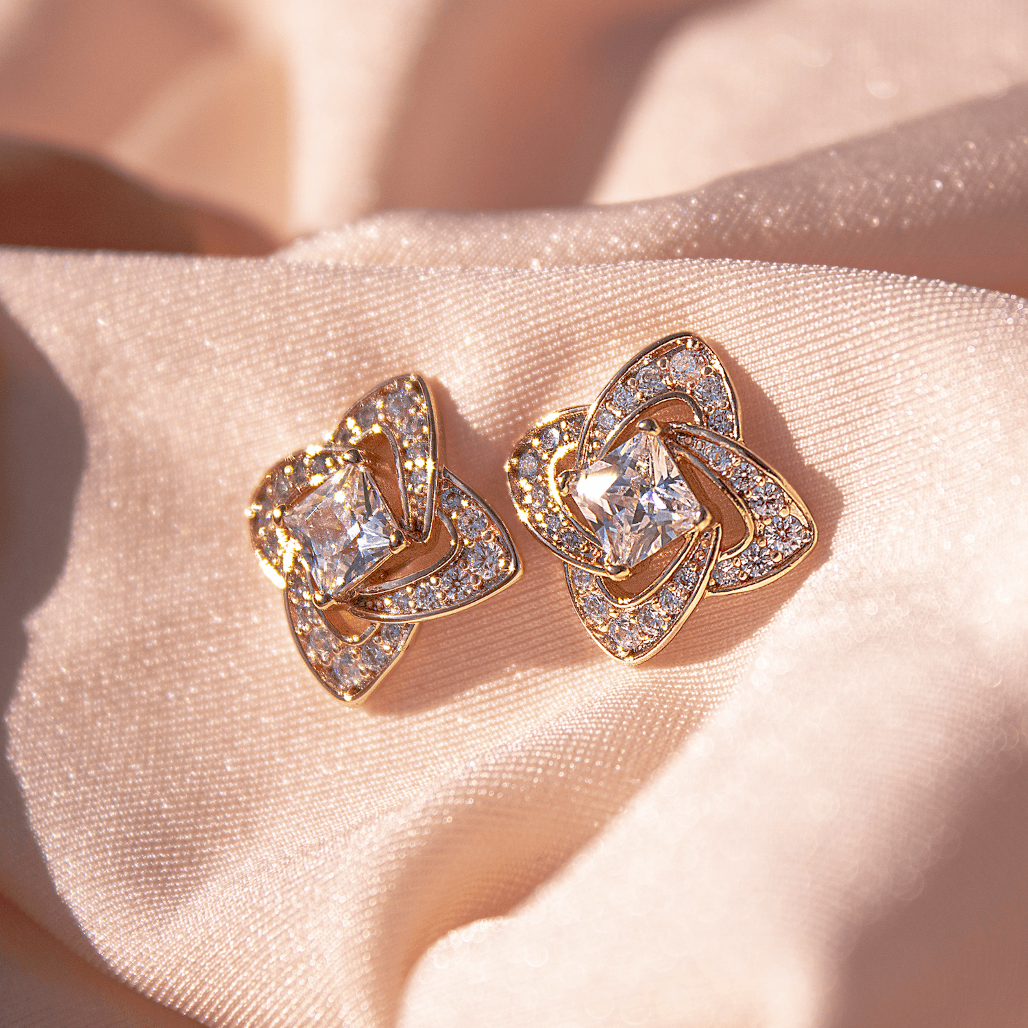 Rombu rosegold nagliņauskari ar kristāliem