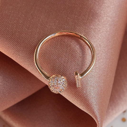 Rosegold gredzens ar apli un līniju no caurspīdīgiem kristāliem
