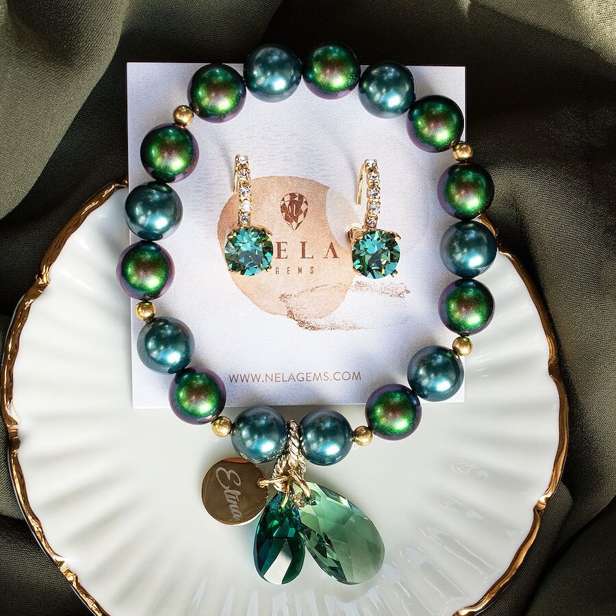Zaļš rotu komplekts 'kristālu auskari un pērļu rokassprādze'
