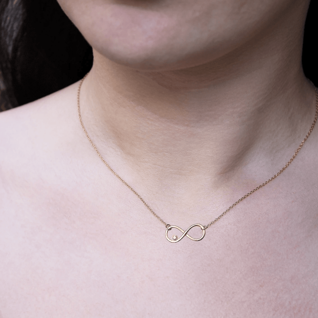 sudraba kaklarota ar bezgalības zīmi un caurspīdīgu kristālu